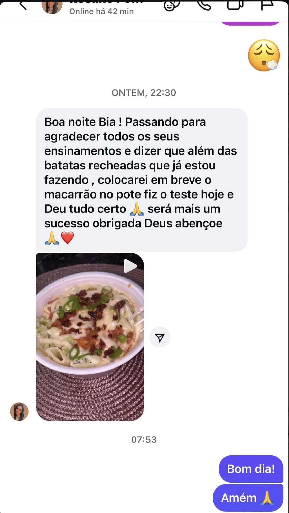 Aluna agradecendo e mostrando o macarrão no pote