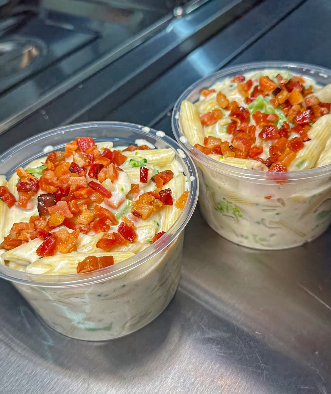Dois potes de macarrão com bacon prontos para entrega